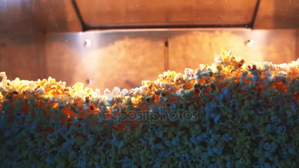 Popcorn snack in de bioscoop. Camera is zijwaarts glijden — Stockvideo