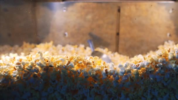 爆米花小吃在电影院。摄像头侧向滑动 — 图库视频影像