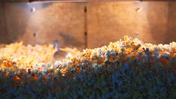 Popcorn snack in de bioscoop. Camera is zijwaarts glijden — Stockvideo