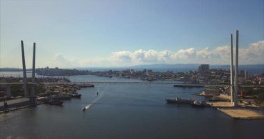 Havadan görünümü Golden Köprüsü ve Zolotoy Rog limanın. Vladivostok, Rusya Federasyonu