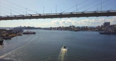 Zolotoy Rog Limanı üzerinden uçan Golden Köprüsü altında. Vladivostok, Rusya Federasyonu