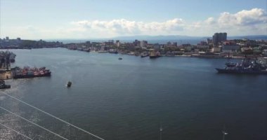 Golden Köprüsü ve Vladivostok şehir merkezinin panoramik havadan görünümü. Rusya