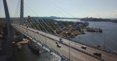 Golden Köprüsü'nün havadan görünümü artan ve arabalar. Vladivostok, Rusya Federasyonu