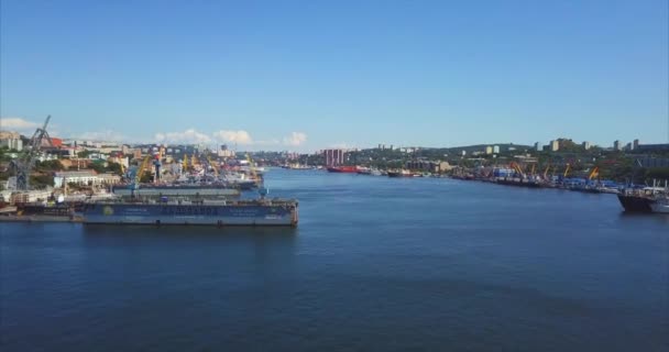 Vista aérea de la bahía Golden Horn, Centro de Reparación de Barcos Dalzavod. Vladivostok, Rusia — Vídeos de Stock