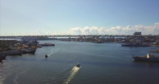 Vliegen onder Golden Bridge over de Zolotoy Rog-haven. Vladivostok, Rusland — Stockvideo