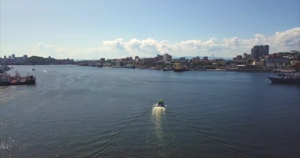 Vista aérea de la embarcación a motor que navega a lo largo de la bahía de Golden Horn. Vladivostok, Rusia — Vídeos de Stock