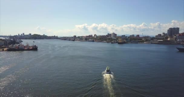 Luchtfoto van motorboot varen langs de Gouden Hoorn-baai. Vladivostok, Rusland — Stockvideo