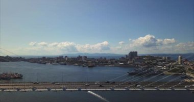 Golden Köprüsü ve sürüş araba hava görünümünü yakınlaştırma. Vladivostok. Rusya