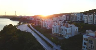 Vladivostok, Rusya Federasyonu yeni elit konut alanında yukarıda uçan. Gün batımı. Hava