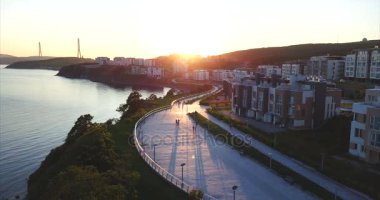 Vladivostok, Rusya Federasyonu yeni elit yerleşim bölgesinde hava görünümünü. Günbatımı