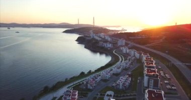 Vladivostok, Rusya Federasyonu yeni elit yerleşim bölgesinde hava görünümünü. Günbatımı