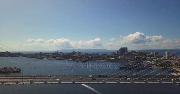 Zoomare in vista aerea di Golden Bridge e la guida di auto. Vladivostok. Russia — Video Stock