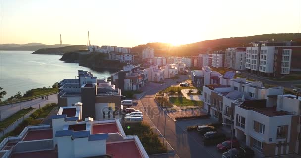 Flygande över nya elit bostadsområde i Vladivostok, Ryssland. Solnedgång. Antenn — Stockvideo