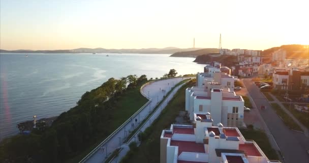 Vladivostok, Rusya Federasyonu yeni elit konut alanında yukarıda uçan. Gün batımı. Hava — Stok video