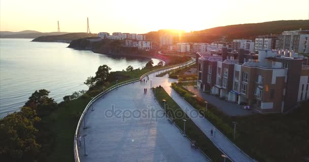 Luchtfoto van een nieuwe elite woonwijk in Vladivostok, Rusland. Zonsondergang — Stockvideo