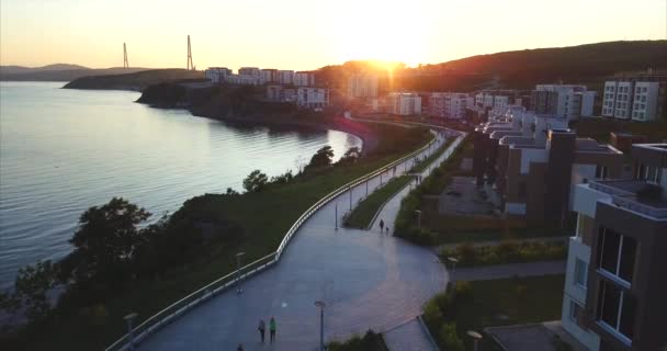 Luchtfoto van een nieuwe elite woonwijk in Vladivostok, Rusland. Zonsondergang — Stockvideo