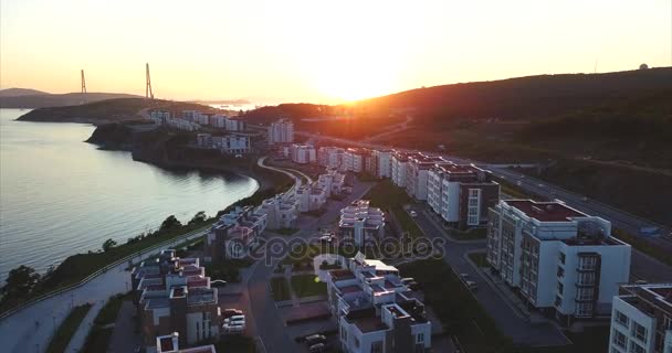 Voler au-dessus d'une nouvelle zone résidentielle d'élite à Vladivostok, Russie. Coucher de soleil. Aérien — Video