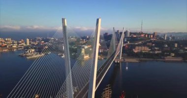 Havadan görünümü Golden Köprüsü'nün büyük yükseklikten. Vladivostok city, Rusya Federasyonu