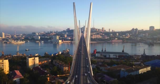 Vista aérea estática da Ponte Dourada, os carros atravessam-na. Vladivostok, Rússia — Vídeo de Stock