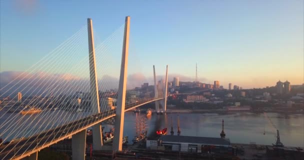 Oplopende luchtfoto van Golden Bridge, auto's rijden overheen. Vladivostok, Rusland — Stockvideo