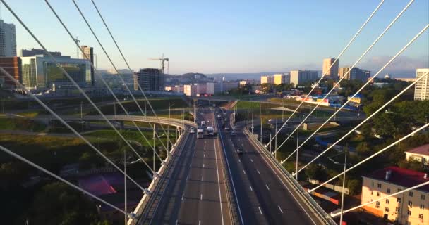 Luftaufnahme der Golden Bridge Road, die über der Kreuzung fliegt. Wladiwostok, Russland — Stockvideo