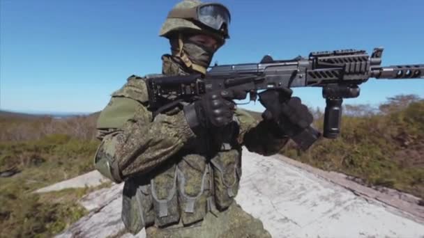 Soldat in moderner taktischer Uniform beim Nachladen — Stockvideo