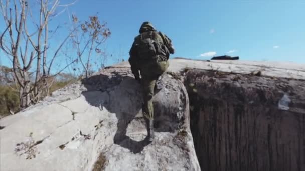 Soldado buscando enemigo en viejo búnker. Paisaje oceánico — Vídeo de stock