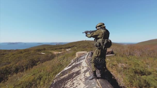 Militar con uniforme verde moderno. Soldado de pie y apuntando a los enemigos . — Vídeo de stock