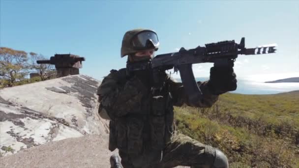 Soldado de rodillas apuntando. Soldado en uniforme verde moderno . — Vídeos de Stock