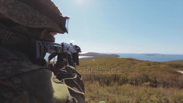 Soldat en uniforme russe moderne visant. Vue rapprochée. Océan — Video