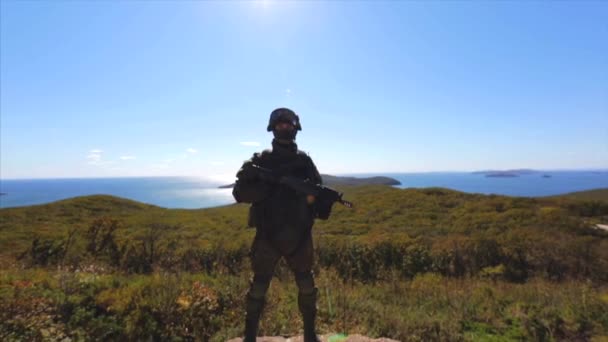 Soldado a guardar a paz. Soldado de pé com rifle automático . — Vídeo de Stock