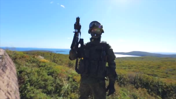 Soldat gungade upp och hålla automatgevär. Fältet — Stockvideo