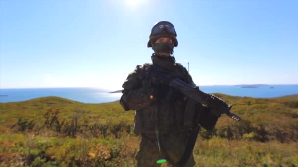 Soldat en uniforme moderne avec fusil. Paysage marin sur fond — Video