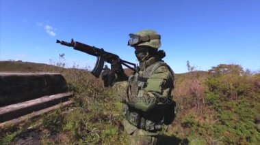 Onun Ak hafif makineli tüfek yeniden asker. Arka plan tepelerde
