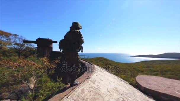 Soldat bei der Suche und Zerstörung taktischer Manöver. alte Festung — Stockvideo