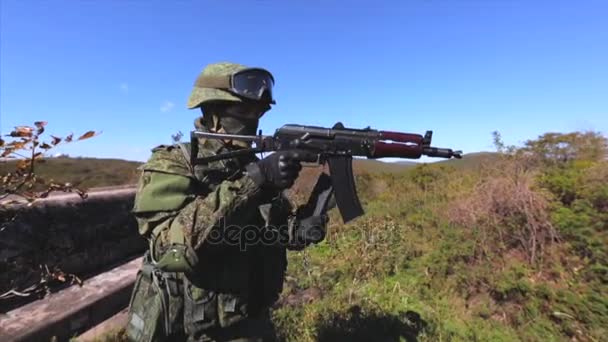 Rask taktisk omladning av gevær. Soldat lader om AK-geværet. Fjell – stockvideo