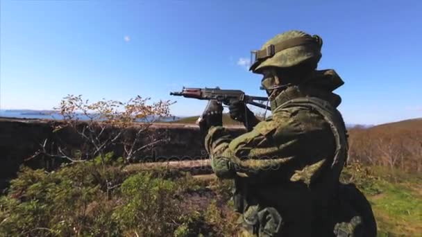 Herladen van Ak sub-machinegeweer. Soldaat in moderne uniform. — Stockvideo