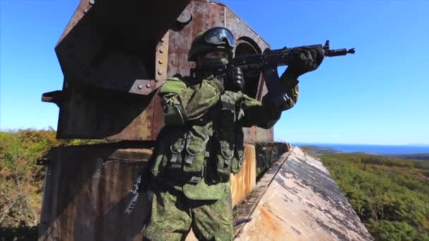 Στρατιώτης με στόχο με το submachine πυροβόλο όπλο. Στρατιώτης στο καθήκον — Αρχείο Βίντεο