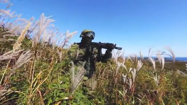 검색 및 파괴. Raid에 군인. 밀고 제복에 있는 군인 — 비디오