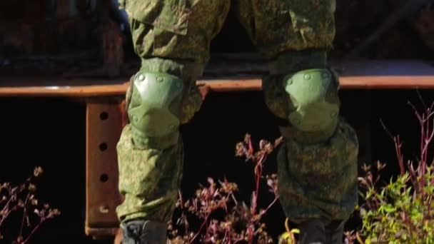 Militaire man. Jonge soldaat met automatische geweer. Close-up. Vooraanzicht — Stockvideo