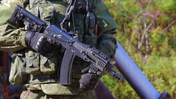 Voják s moderním vybavením a Ak pušky. Closeup. Pohled zepředu — Stock video