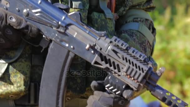 Soldado con rifle automático. Primer plano. Vista frontal — Vídeos de Stock