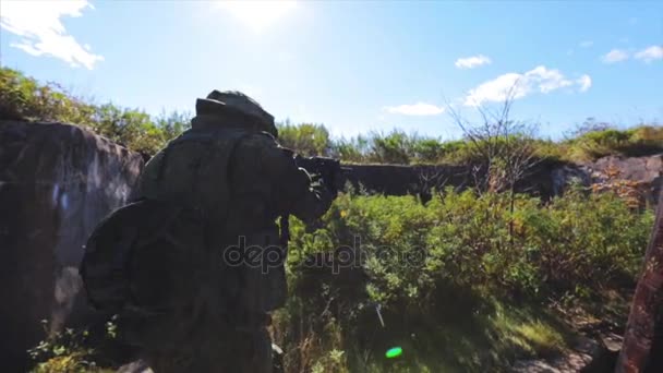 Soldaat op een missie. Soldaat met Ak geweer op zoek naar vijanden. — Stockvideo