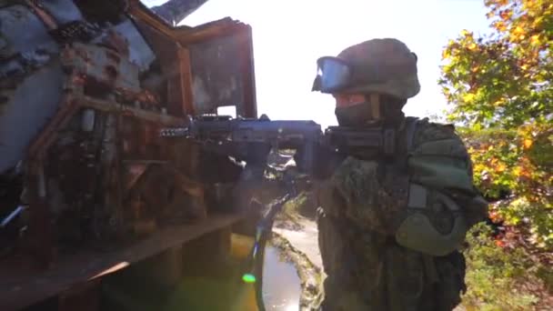 Soldat nära gamla bunker söker för fienden. — Stockvideo