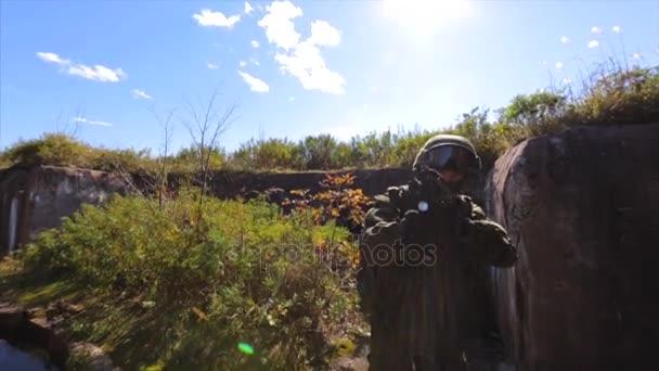 Soldat in der Nähe eines alten Bunkers auf der Suche nach Feinden. — Stockvideo