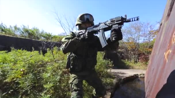 Soldat i tjänst, Sök och förstöra drift. Soldat — Stockvideo