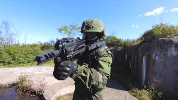 Soldado em manobras tácticas. Soldado com rifle automático — Vídeo de Stock