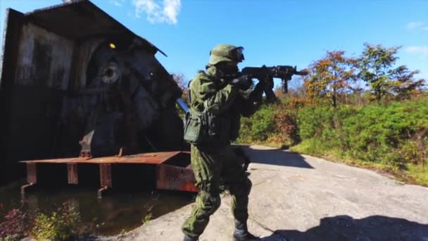 Voják s Ak pušky a moderní uniforma na starých Aaa post. — Stock video