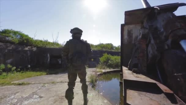 Soldado girando rapidamente e mirando com seu rifle automático — Vídeo de Stock