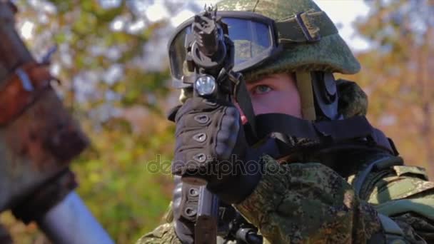 Soldat in der Nähe alter rostiger Aaa-Gewehre. Operation durchsuchen und zerstören. — Stockvideo